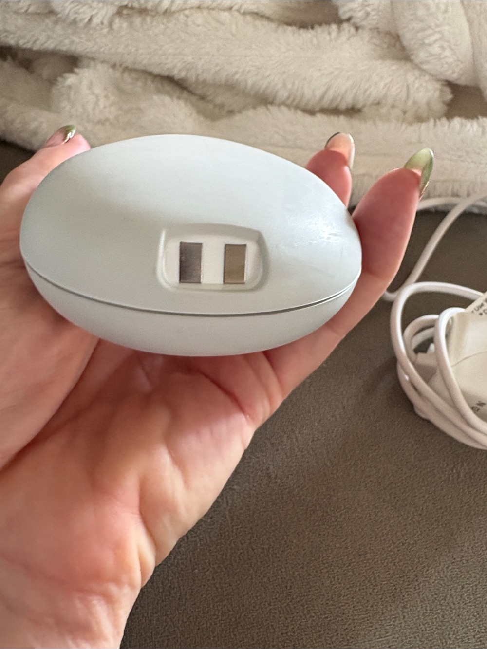 NuFace mini Handheld microcurrent facial device - Picture 6 of 7